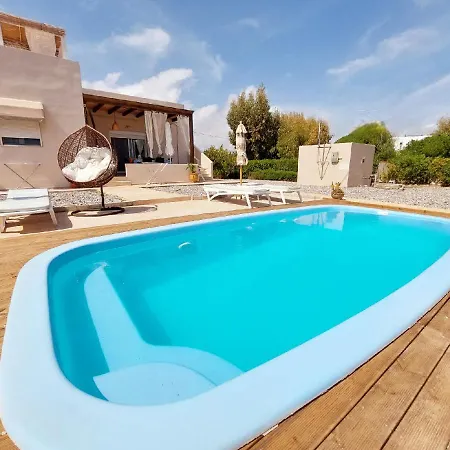 Serenity House- Beachfront With Pool וילה