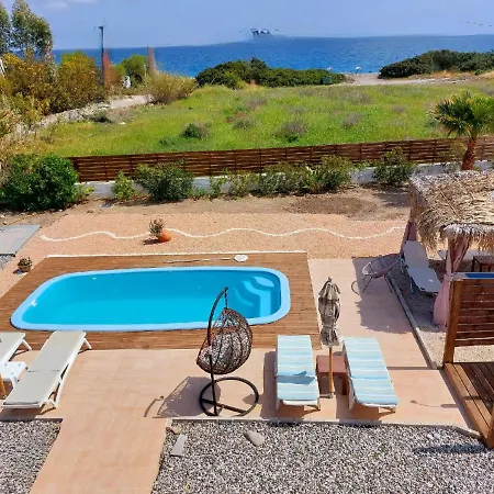 Serenity House- Beachfront With Pool וילה