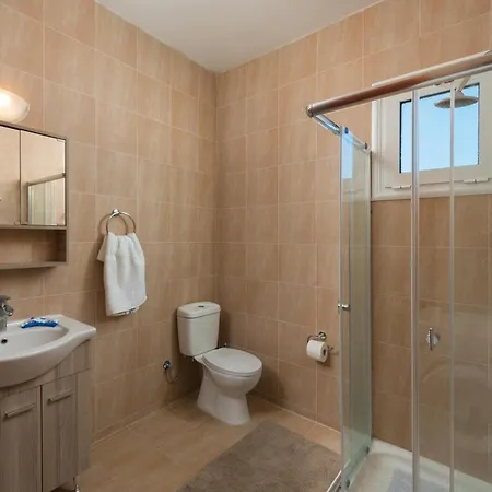 Serenity House- Beachfront With Pool וילה