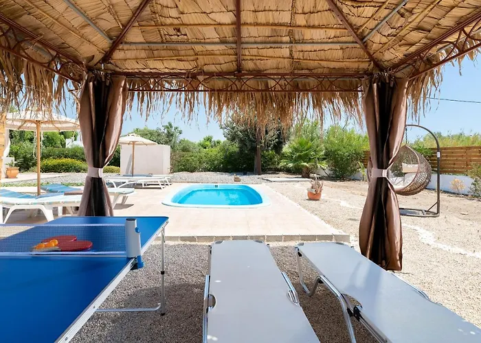 Serenity House- Beachfront With Pool غينادي