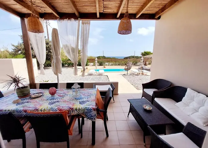 Serenity House- Beachfront With Pool