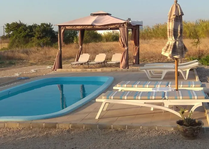 Serenity House- Beachfront With Pool غينادي