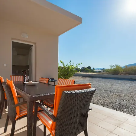Villa Serenity House- Beachfront With Pool Gennadi