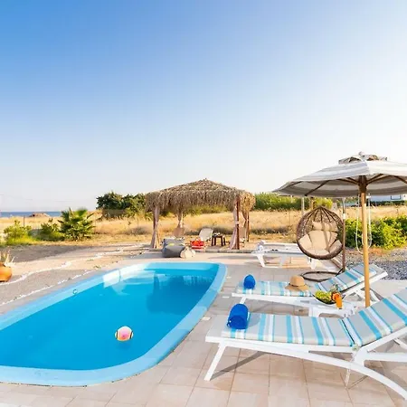 Serenity House- Beachfront With Pool 빌라