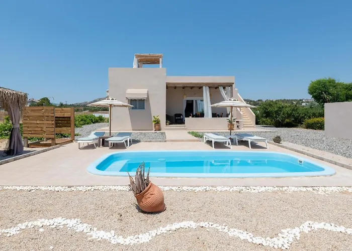 Serenity House- Beachfront With Pool Vilă