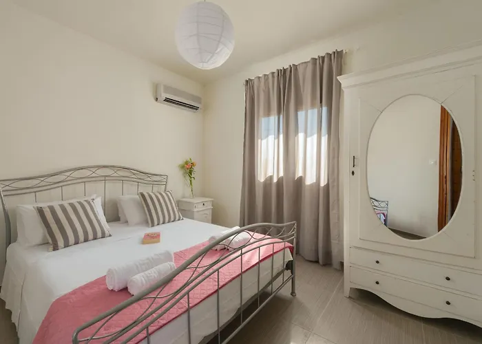 Serenity House- Beachfront With Pool