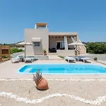 Serenity House- Beachfront With Pool 빌라