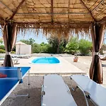 Serenity House- Beachfront With Pool 겐나디