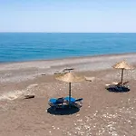 Serenity House- Beachfront With Pool 빌라 겐나디