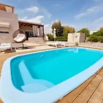 Serenity House- Beachfront With Pool 빌라