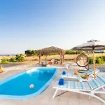 Serenity House- Beachfront With Pool 빌라