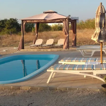 Serenity House- Beachfront With Pool Gennadi