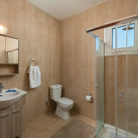 Serenity House- Beachfront With Pool וילה